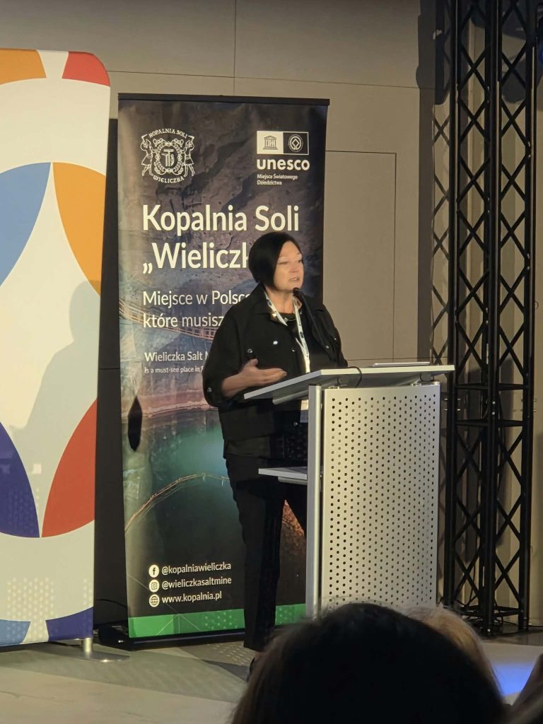 c7fcfd06 f419 46cf 9ad1 4f64481e648b 1 768x1024 Czas – start! Rozpoczęliśmy konferencję Stowarzyszenia Społeczeństwo i Nauka SPIN 2026 pod hasłem „Nauka dla wszystkich?”