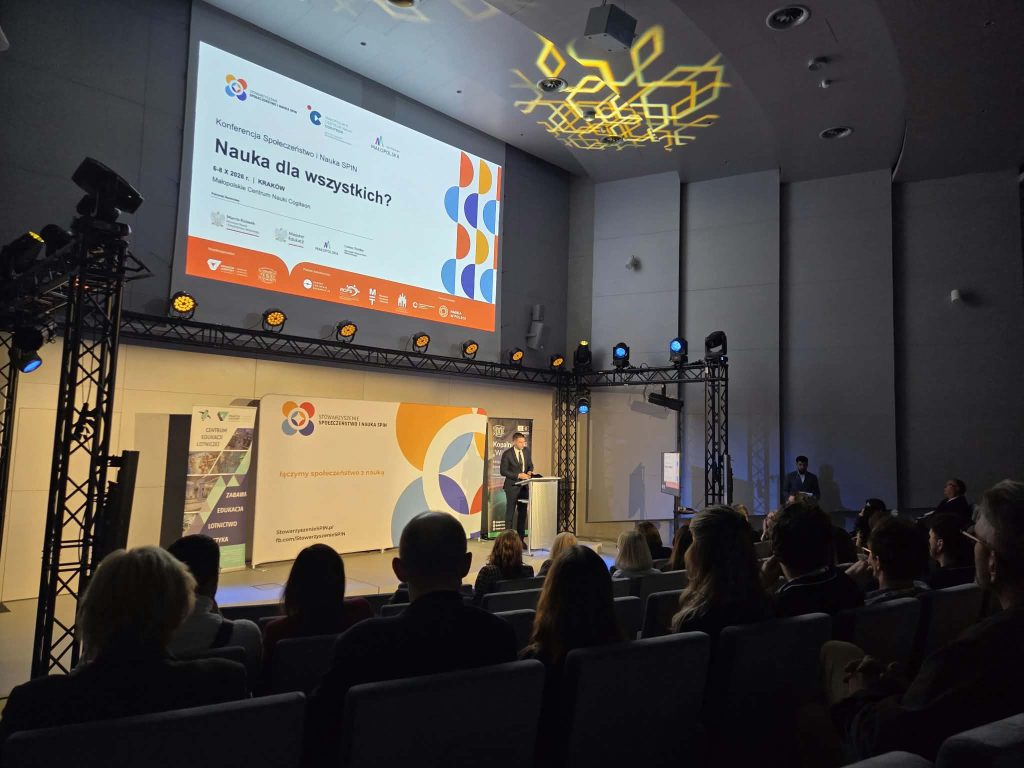 e2fd391f 331d 4875 871f a14cf1c8d702 1024x768 Czas – start! Rozpoczęliśmy konferencję Stowarzyszenia Społeczeństwo i Nauka SPIN 2026 pod hasłem „Nauka dla wszystkich?”