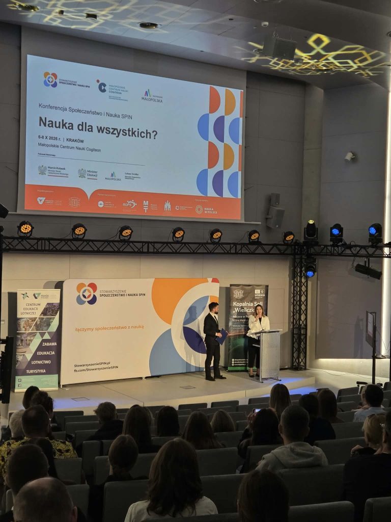 ec01c73c 2687 4cd1 94f0 cd018913c5c8 768x1024 Znamy gospodarza Konferencji Społeczeństwo i Nauka w 2027 roku!